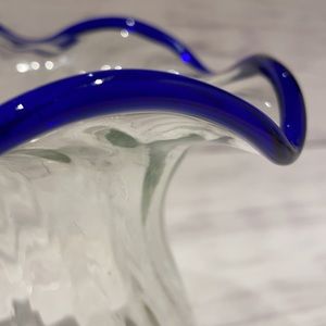 💙Gorgeous Glass Swirl Vase with Cobalt Blue Trim💙
